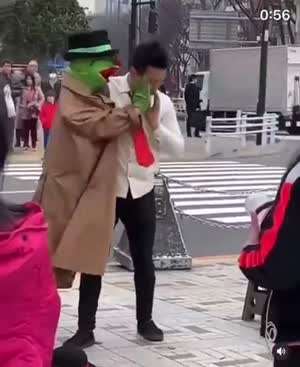 페페와 싸우는 동양인